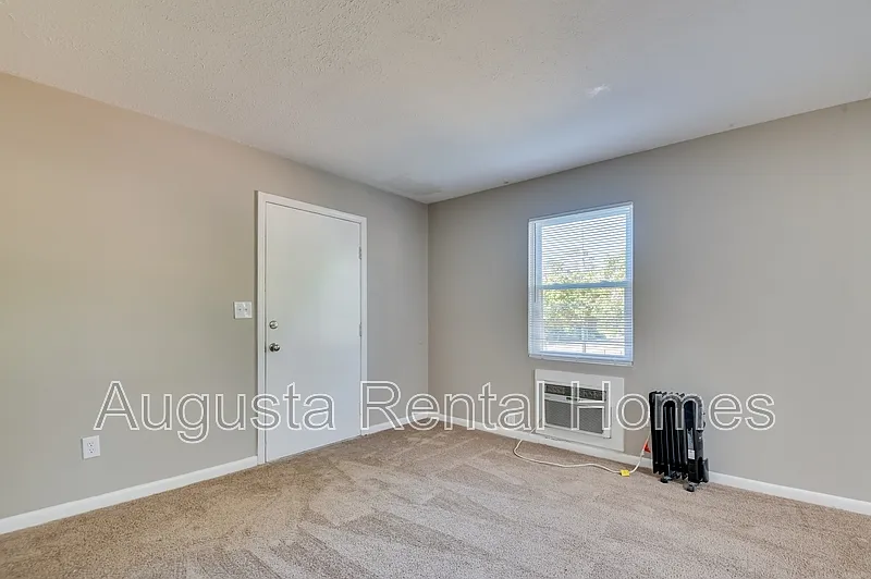 1 bed, 1.0 bath, 576 sqft, $895 — Photo 2
