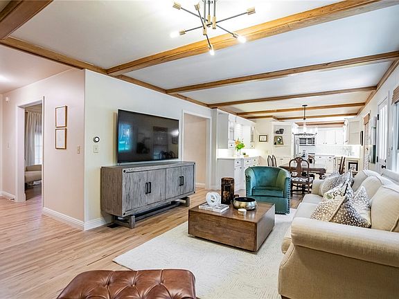 3rd image of 1047 E Glenn Ln