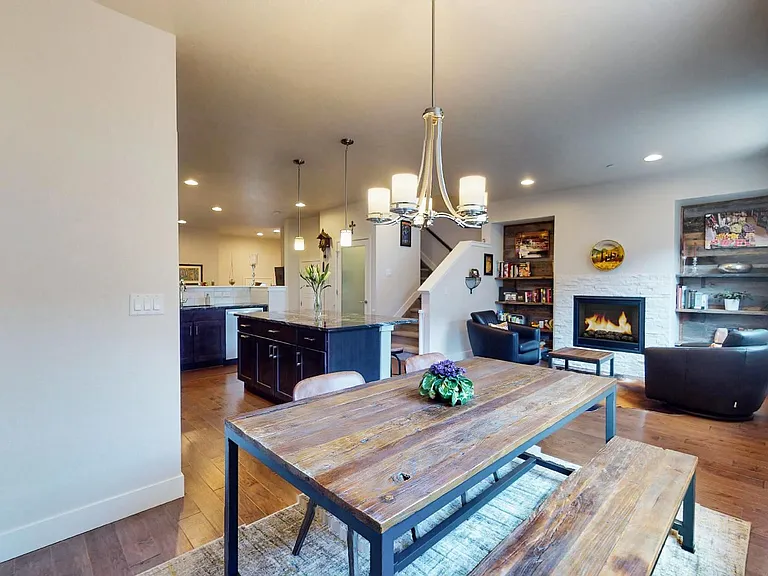 1061 Johnson Ln — Photo 3