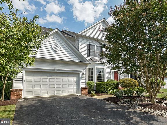 3rd image of 204 Deep Trail Ln