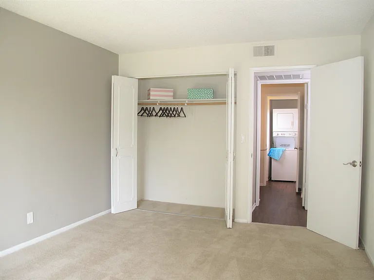 Versailles on the Lake Apartments — Photo 102