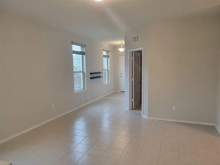 221 Compania Dr — Photo 7