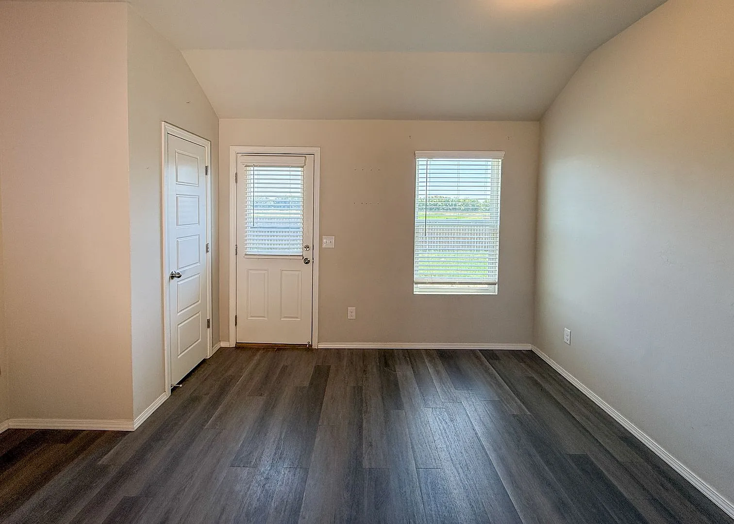 4 Bedrooms | 2 Bathrooms | 2 Car Garage | Newcastle Schools — Photo 2