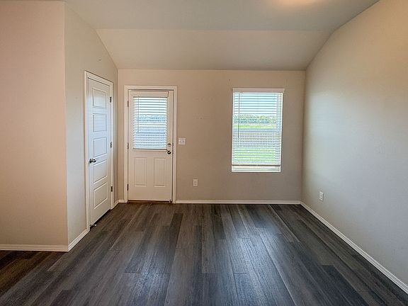 2nd image of 528 Fox Burrow Ln