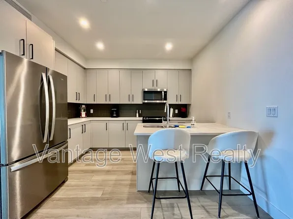 3434 McKinley Beach Dr #305, Kelowna, BC V1V 0H3