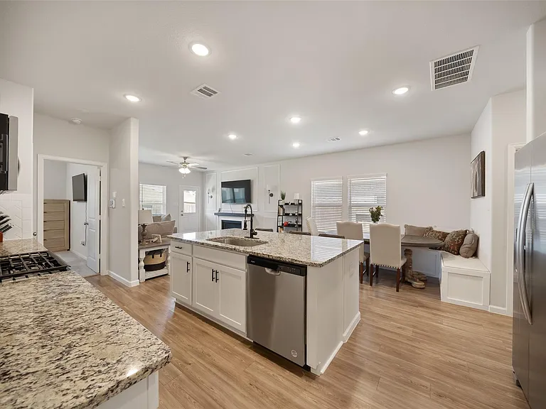 8015 Peppercorn St — Photo 9
