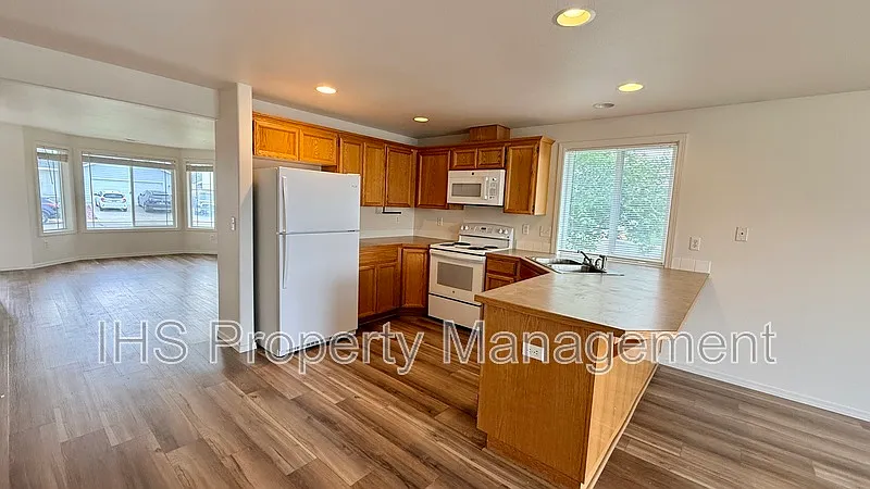 3 bed, 2.0 bath, 1382 sqft, $2,095 — Photo 2