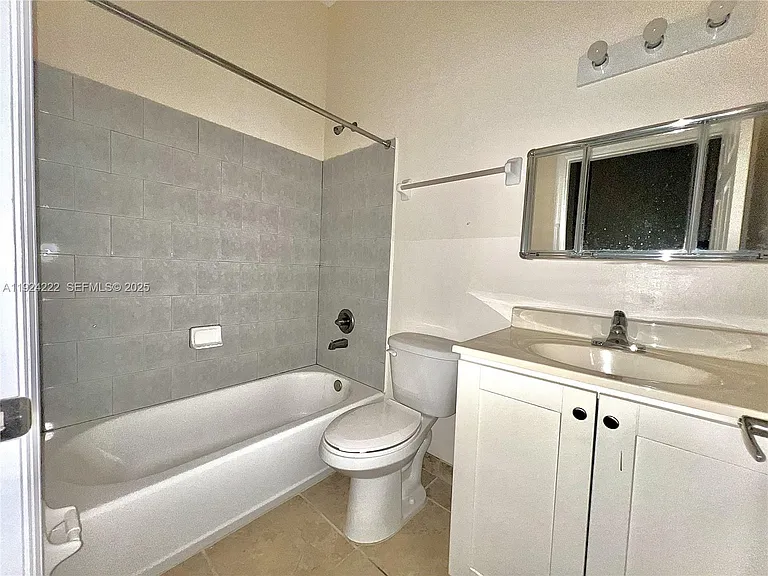 1253 SW 2nd St #209 — Photo 3