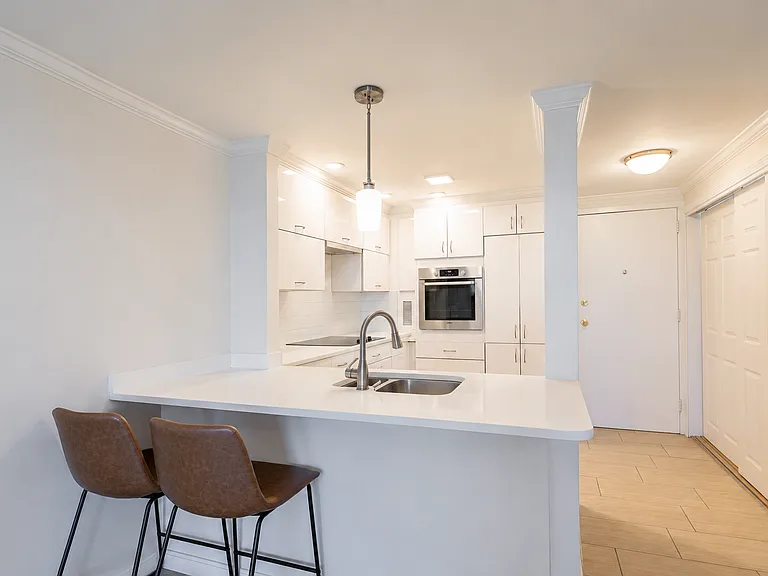 19 Winchester St #806 — Photo 4