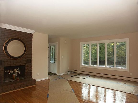 LIVING ROOM W/FIREPLACE