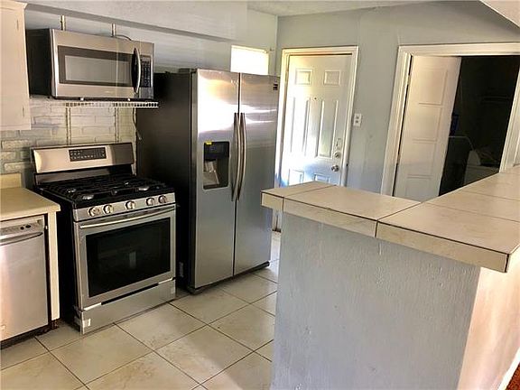4th image of 611 Royal Crest Dr