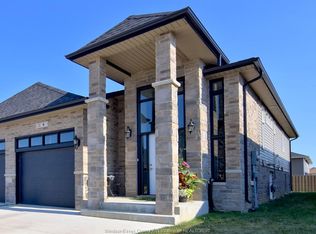 9 Woodland St, Kingsville, ON N9Y 0B1