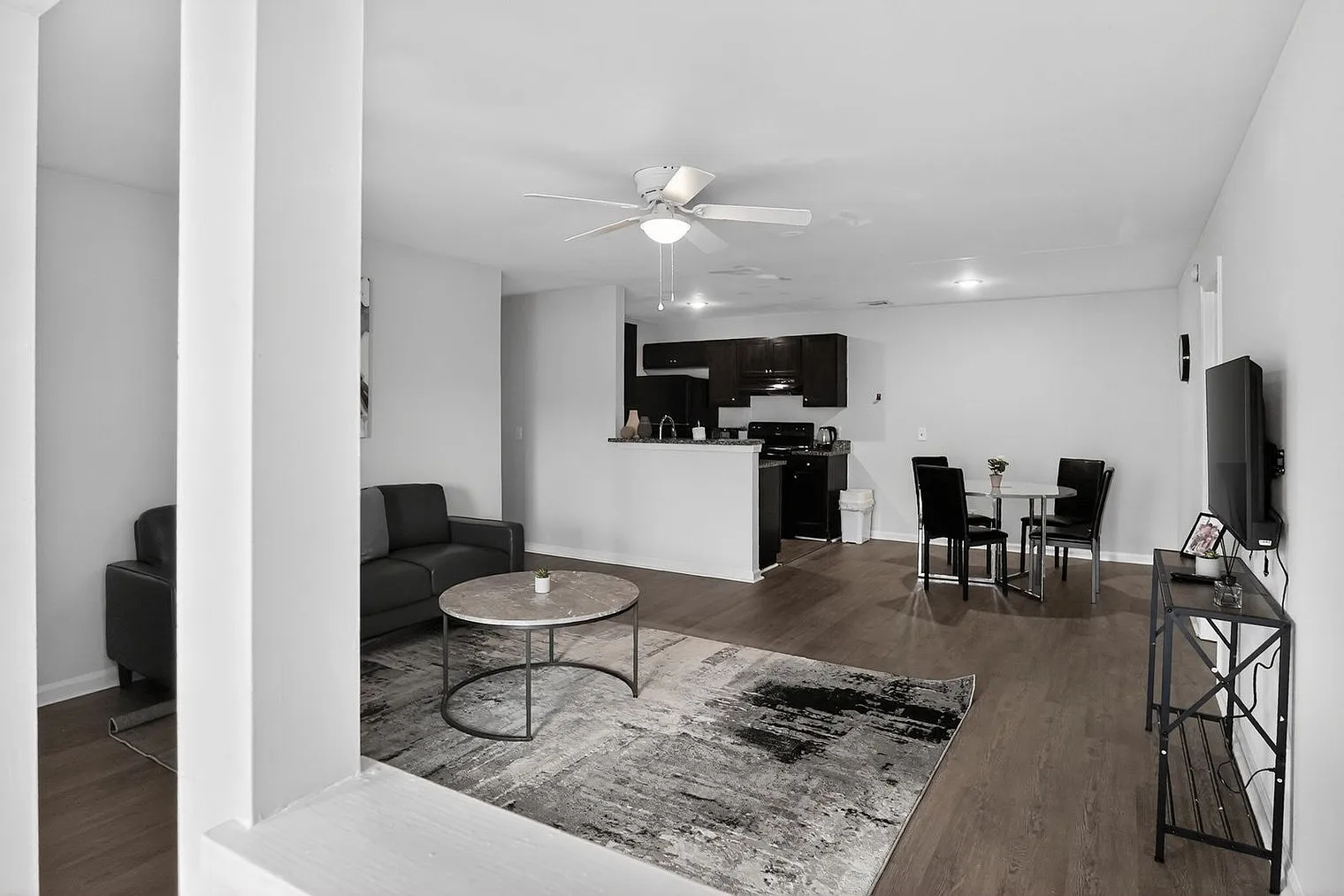 2 bed, 2.0 bath, 12647 sqft, $2,307 — Photo 3
