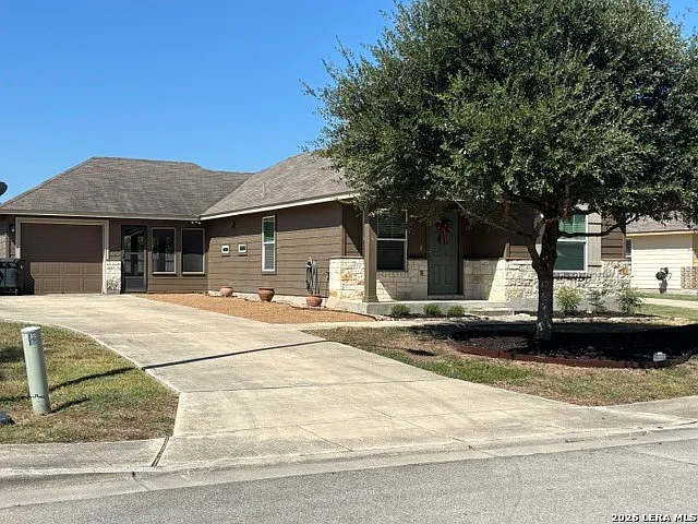 3 bed, 2.0 bath, 1220 sqft, $1,776 — Photo 2