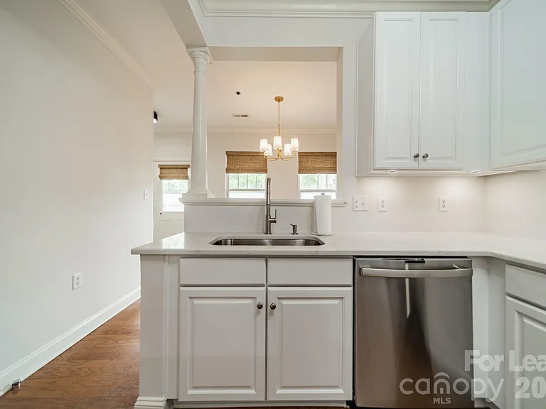 642 E 9th St — Photo 12