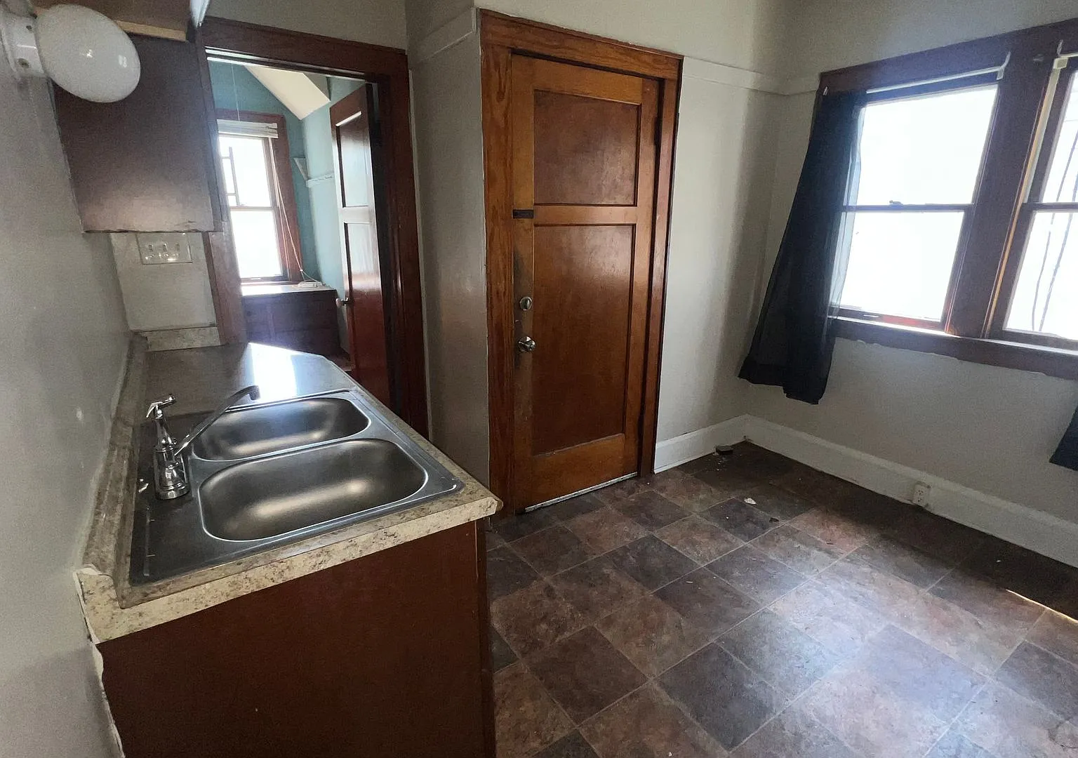 Spacious 2-Bedroom Lower with Formal Dining Room & Eat-In Kitchen — Photo 4