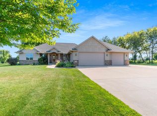3561 Grand Meadows Xing, Neenah, WI 54956