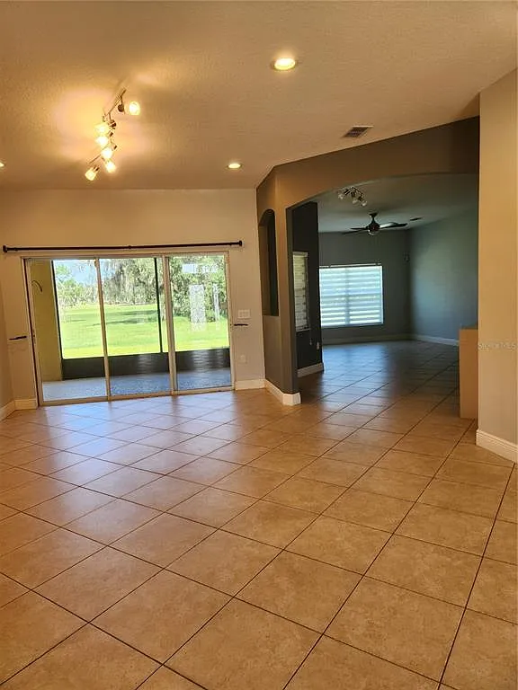 4 bed, 3.0 bath, 2724 sqft, $2,800 — Photo 2