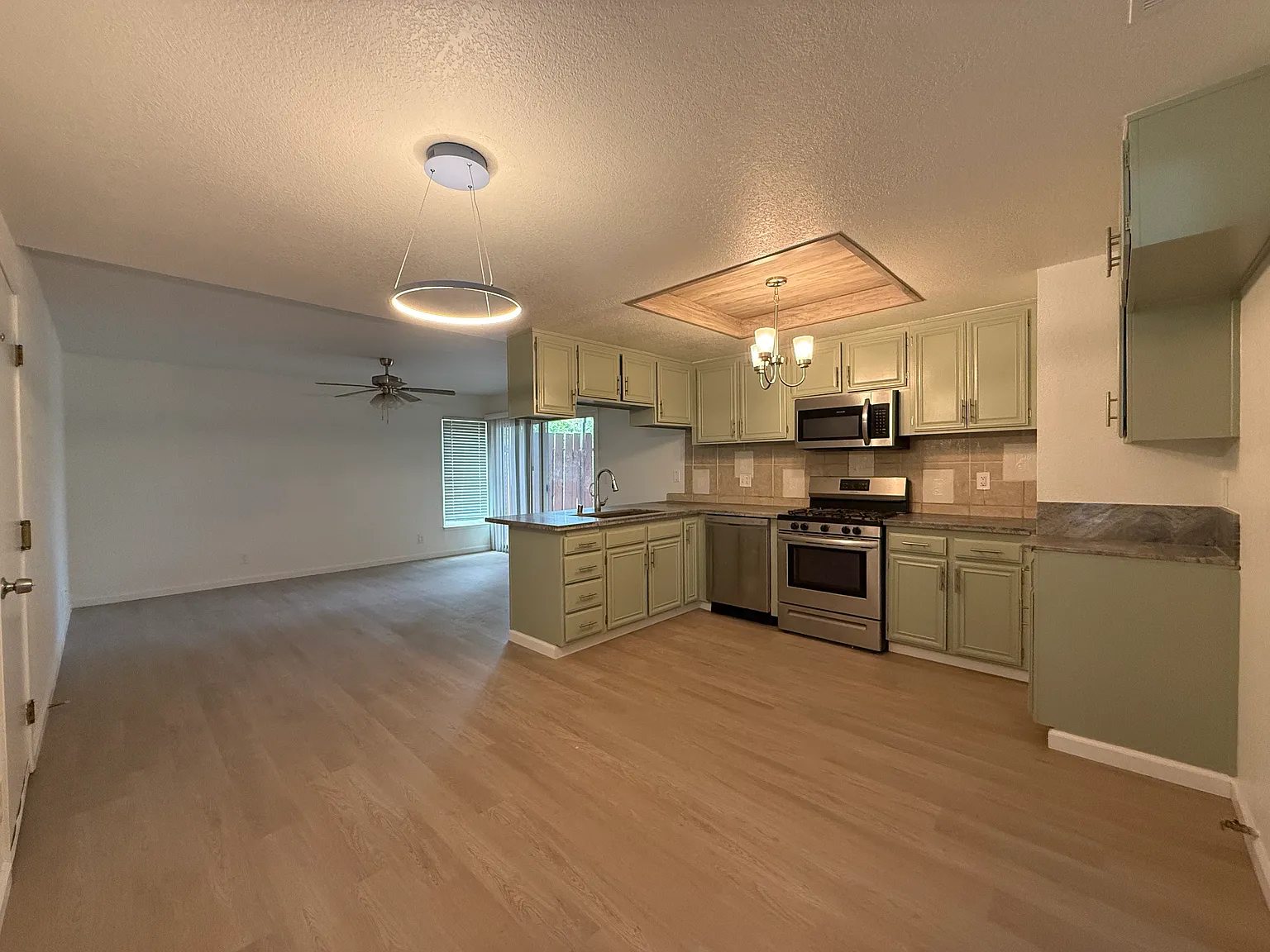 9423 Mira Del Rio Dr — Photo 4