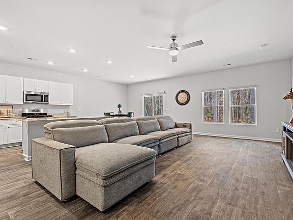 5th image of 263 Saddle St