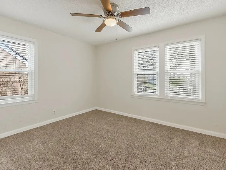 1101 NW B St — Photo 11