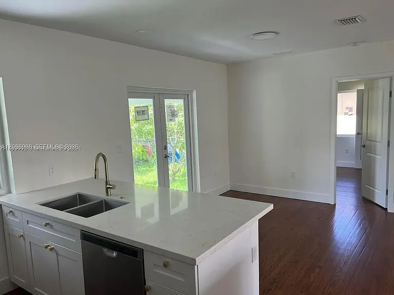 2250 SW 21st St — Photo 5