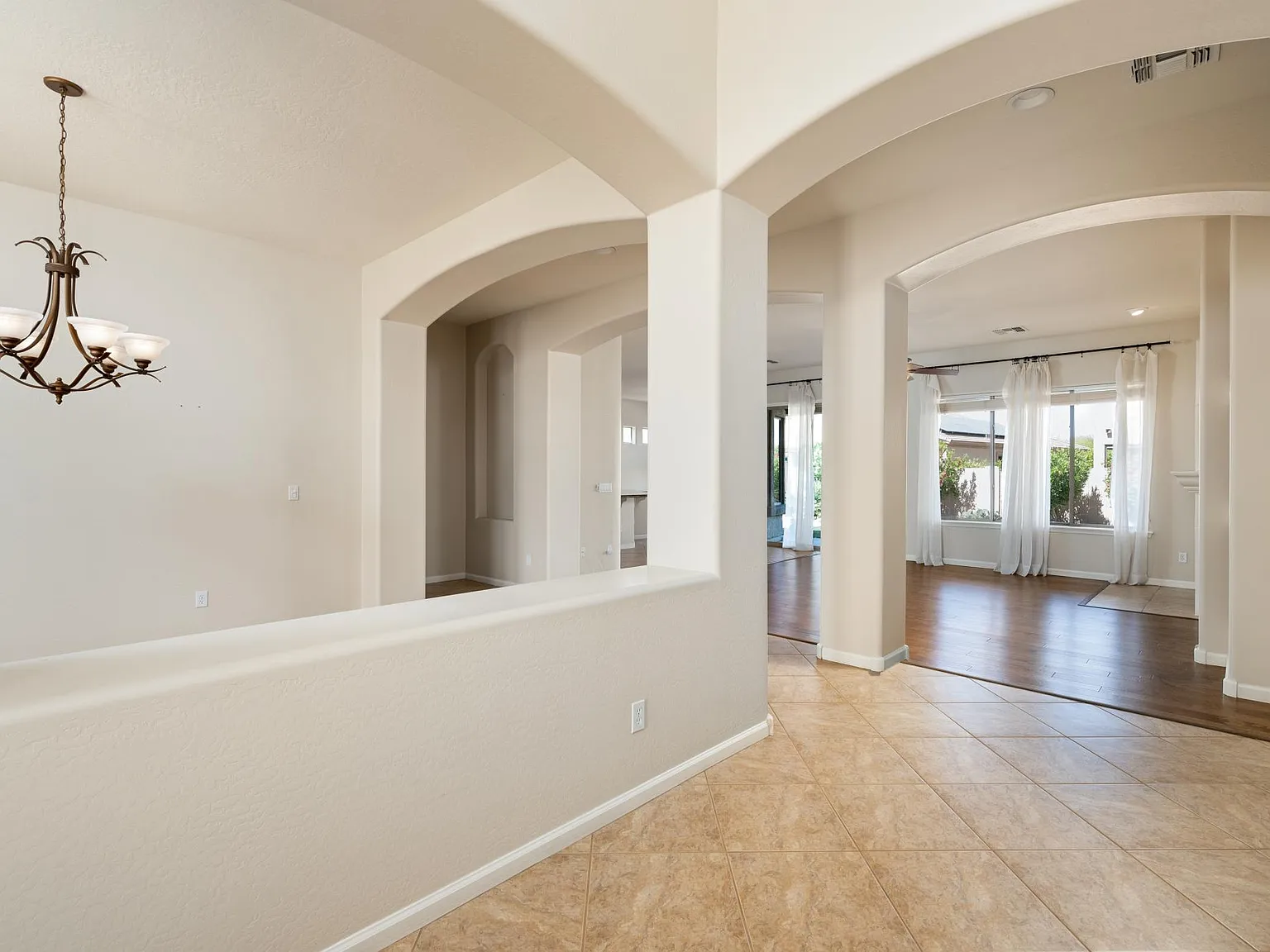 3 bed, 2.5 bath, 2412 sqft, $2,300 — Photo 3