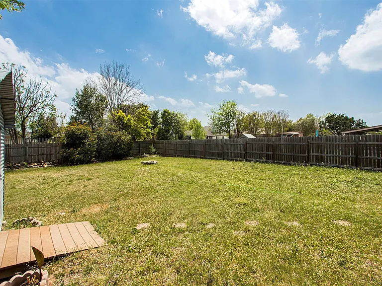 814 Lantana Ln — Photo 32