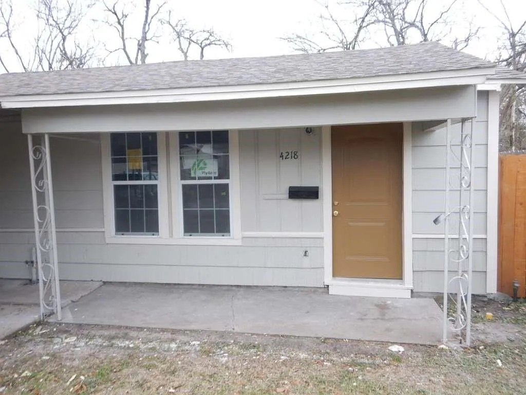 2 bed, 1.0 bath, 720 sqft, $1,324 — Photo 2