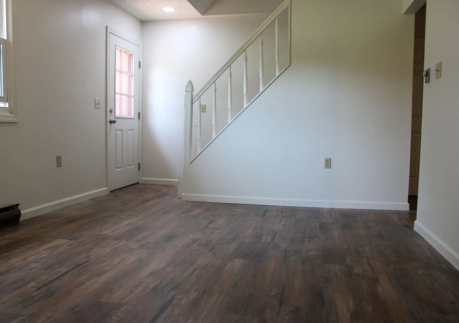 Spacious Two Bedroom Apartment — Photo 3
