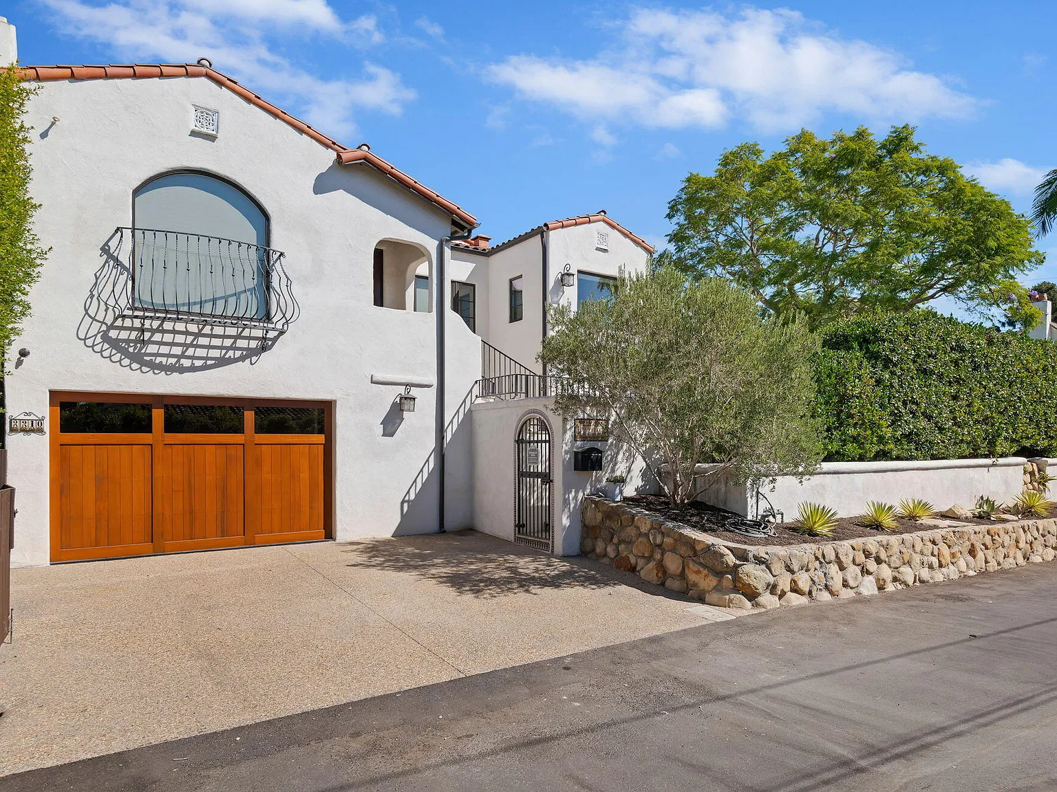 3 bed, 2.5 bath, 1983 sqft, $7,200 — Photo 2
