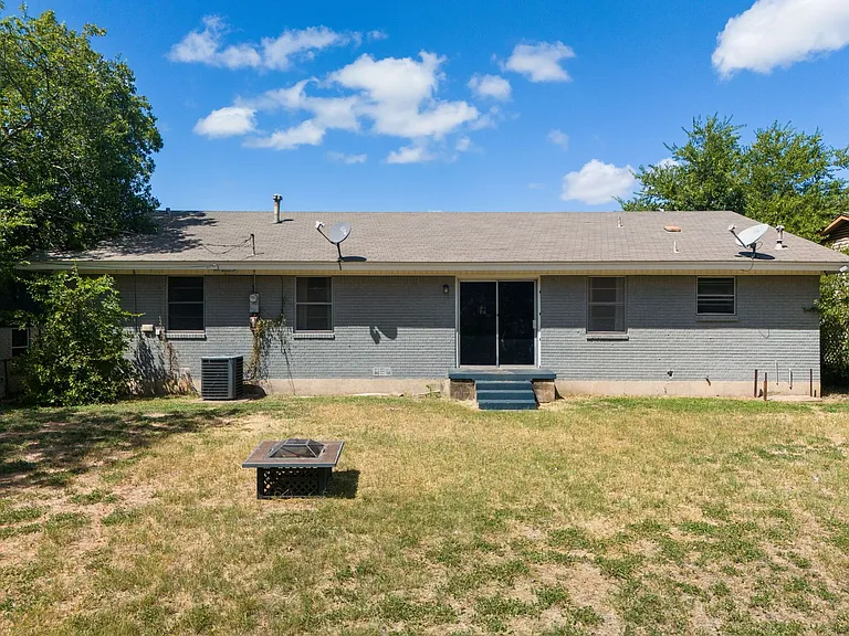 1205 S 7th St — Photo 32