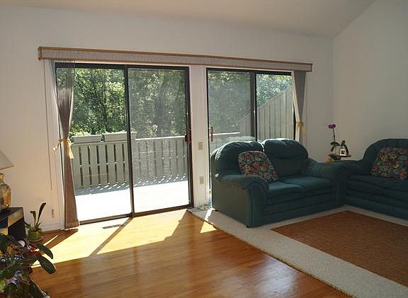 2 Story Family room w/ hardwood floors