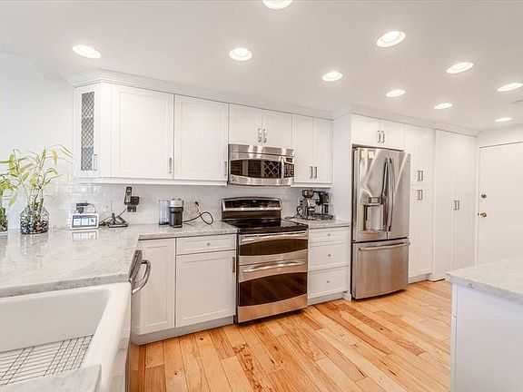 4th image of 9660 W Bay Harbor Drive #4B