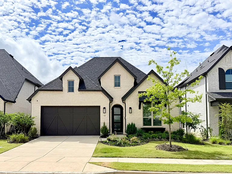 2433 Plumeria Ln — Photo 1