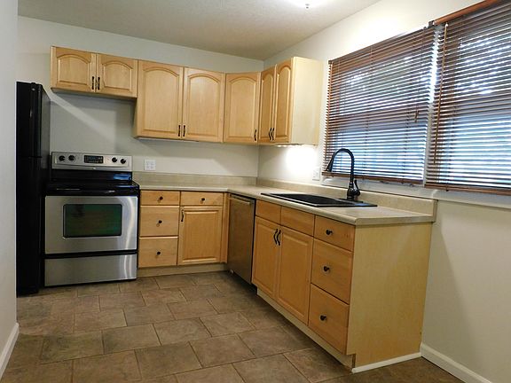 Kitchen (no microwave).