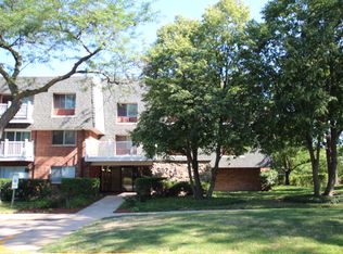 902 Ridge Sq APT 311, Elk Grove Village, IL 60007