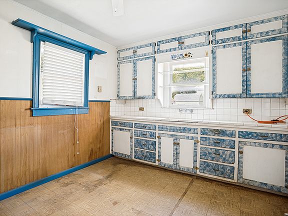 5th image of 608 Tivy St