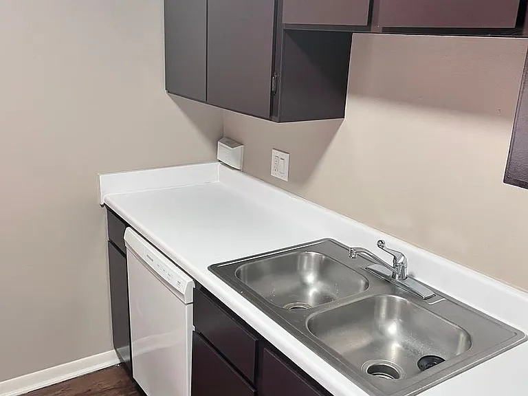 Bristol Square Apartments — Photo 332