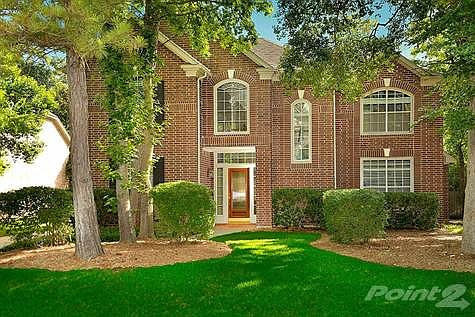 Welcome to 10 Royal Ridge located in a beautiful cul-de-sac street!