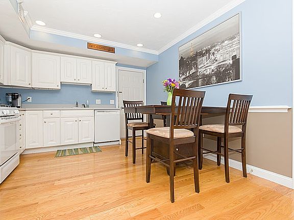 4th image of 372 Washington St Unit D