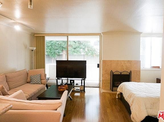 5th image of 5325 Newcastle Ave Unit 120