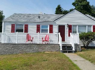 31 Bayshore Dr, New London, CT 06320