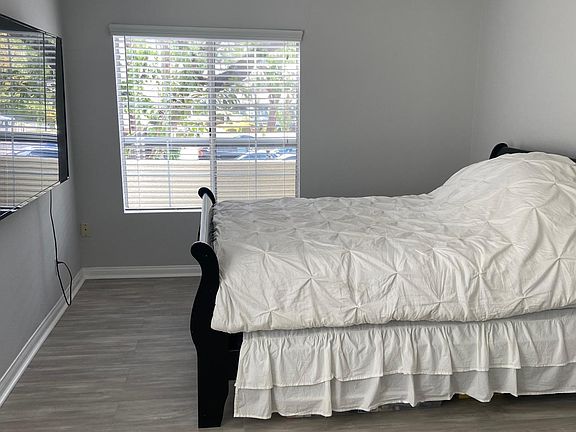2nd image of 5540 Owensmouth Ave APT 301