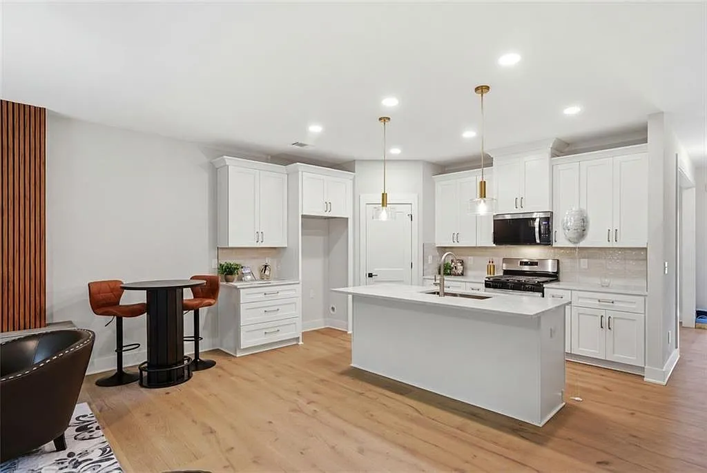 4 bed, 3.5 bath, 2299 sqft, $3,000 — Photo 4