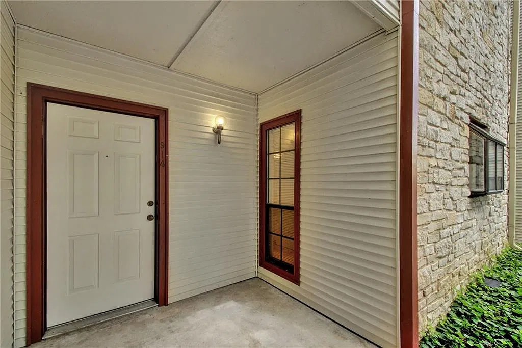2 bed, 929 sqft, $1,850 — Photo 1