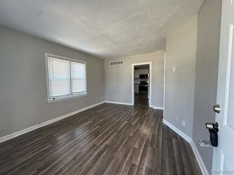 8734 Chalmers Ave — Photo 7