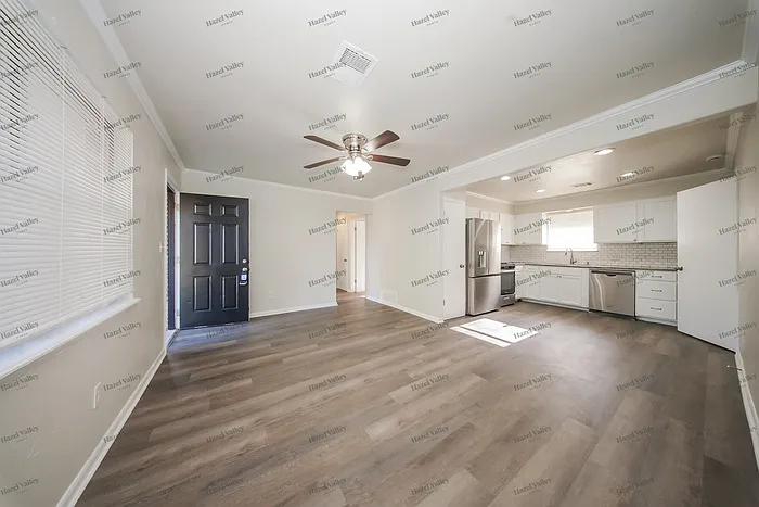 701 N Dallas Ave — Photo 3
