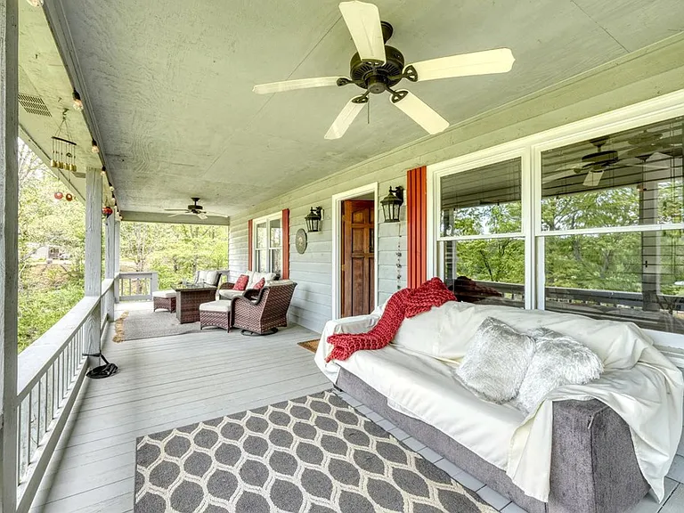 1085 Jones Creek Rd — Photo 9