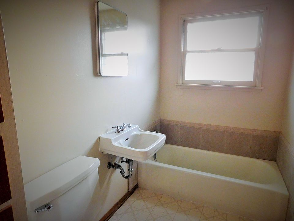 1st image of 525 W Meridian Ave